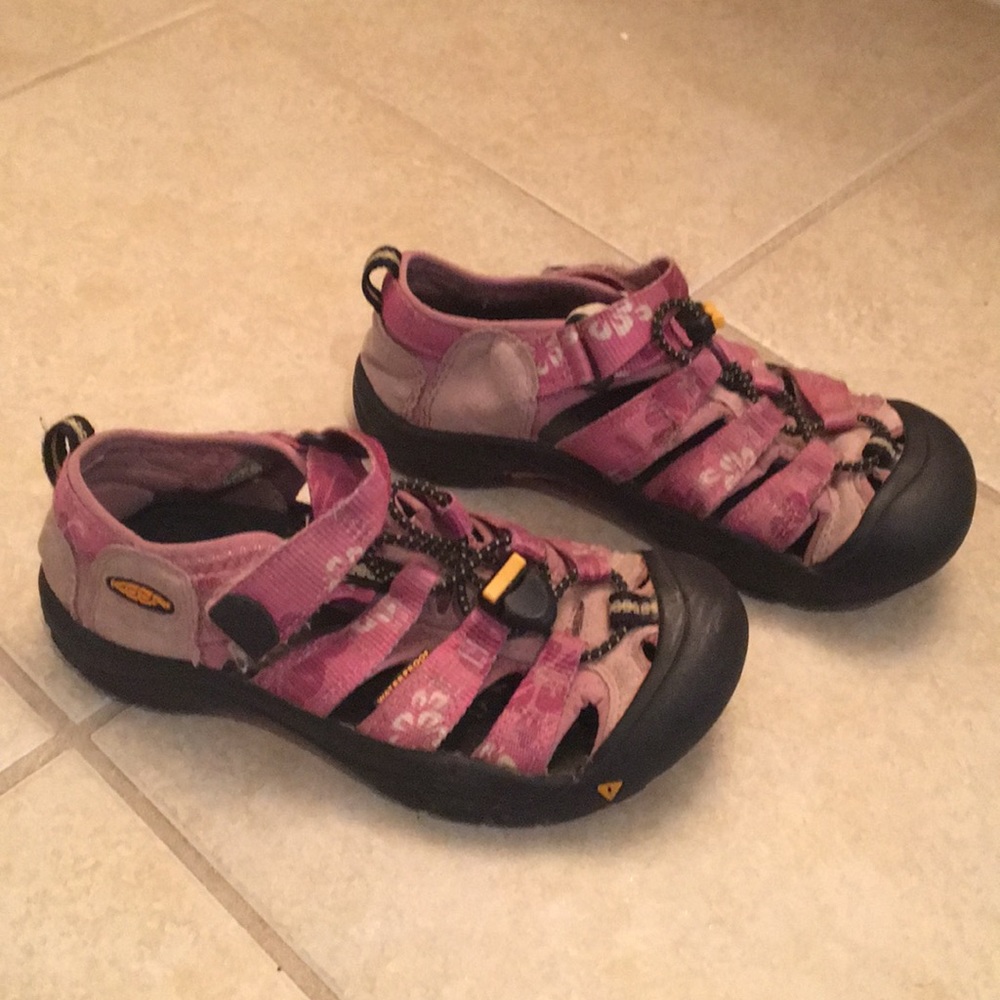 Pink little girls keen sandals